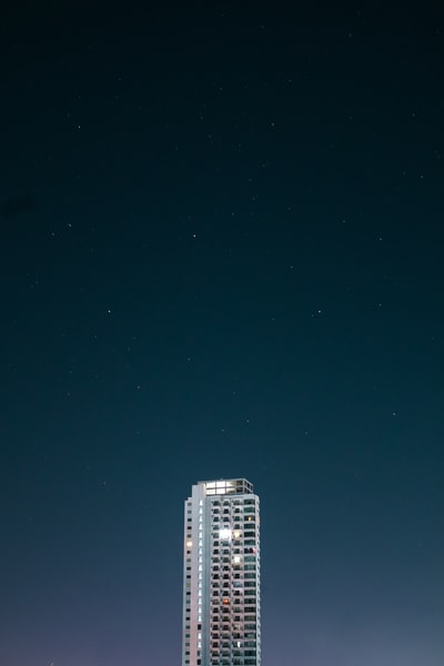 夜间的白色高层建筑